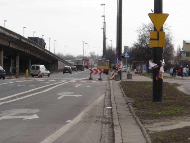 Płochocińską proponuje się: - zmianę zasady podporządkowania ulic na skrzyŝowaniu ulic Modlińskiej i Płochocińskiej; obecnie stosowane podporządkowanie ul.