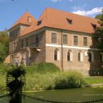 otoczony jest fosą