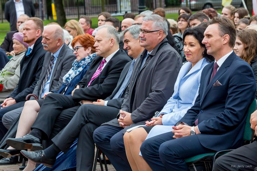 Jarosław Szlaszyński przekazał również prezent dla szkoły projektor multimedialny. Część oficjalną święta zakończył spektakl w wykonaniu grupy teatralnej Antrakt.