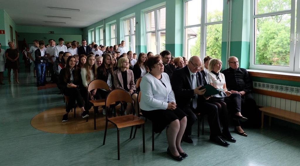 Gazetka Gimnazjum Świętego Wojciecha w Makowie - 4 - Na zakończenie pani Dyrektor przedstawiła wychowawców poszczególnych klas.