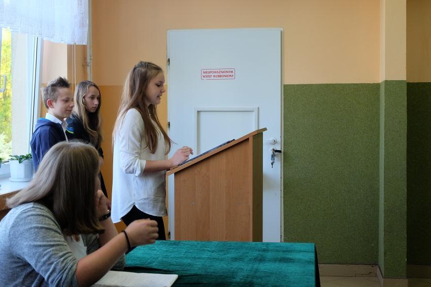 Kandydaturę do samorządu szkolnego zgłosiły: Zuzanna Kozłowska, uczennica kl. III c oraz Weronika Stępniak, uczennica kl. III b.