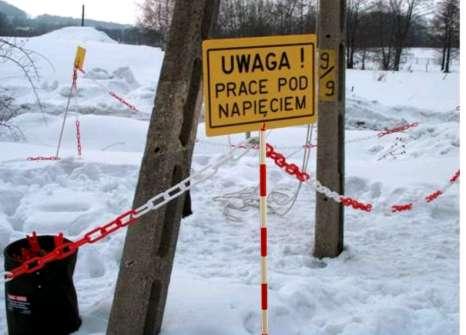 Sprzęt uszkodzony, silnie zużyty (urwane zaczepy) nie może być użyty do wygrodzenia miejsca pracy przy pracach pod napięciem.