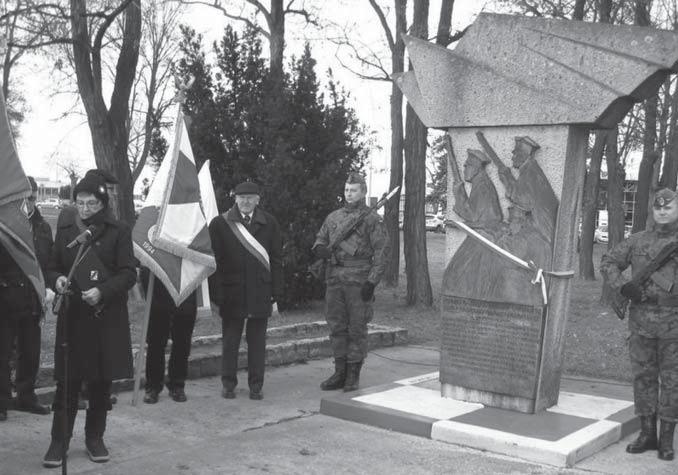 Pomnik ku czci zdobywców lotniska Ławica przemawia Prezes Klubu Seniorów