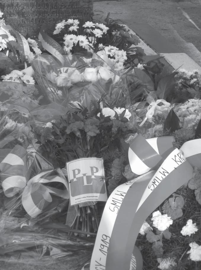 Wśród złożonych wiązanek pod pomnikiem biało-czerwone kwiaty od Polskiego Lobby