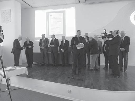 Gen. Prof. dr hab. Jerzy Lewitowicz odbiera z rąk przewodniczącego Kapituły prof.
