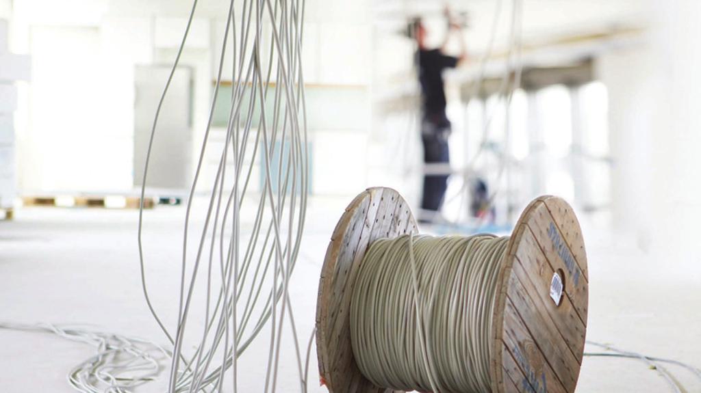 Przewody i kable elektroenergetyczne Power cables and wires Firma nkt cables produkuje i sprzedaje jed- i wielożyłowe przewody i kable, spełniające wymagania rm krajowych i międzynarodowych oraz