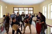 Choreographen Be und Mevlana van Vark die Choreographien für die sieben Planeten erarbeiten, einige Schüler arbeiten in den Kostüm- und Video-Workshops.