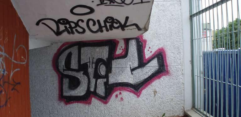 6 z osiedla www.smnaskarpie.pl Widok ze Skarpy Graffiti pod pędzle Z nastaniem lepszej pogody dział techniczny osiedla będzie likwidował graffiti, które szpecą ściany naszych budynków.