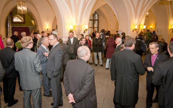 Z tyłu dyrektor Muzeum Miejskiego Maciej Łagiewski W Galerii Sławnych Wrocławian wrocławskiego ratusza oraz szereg przytułków, założono szkoły publiczne, ufundowano stypendia dla biednych, ale