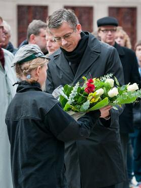 Odsłonięte popiersie, autorstwa Tomasza Rodzińskiego, zostało wykonane Złożenie kwiatów pod pomnikiem Dietricha Bonhoeffera. Śpiewa chór Capella Ecumenica pod dyr.
