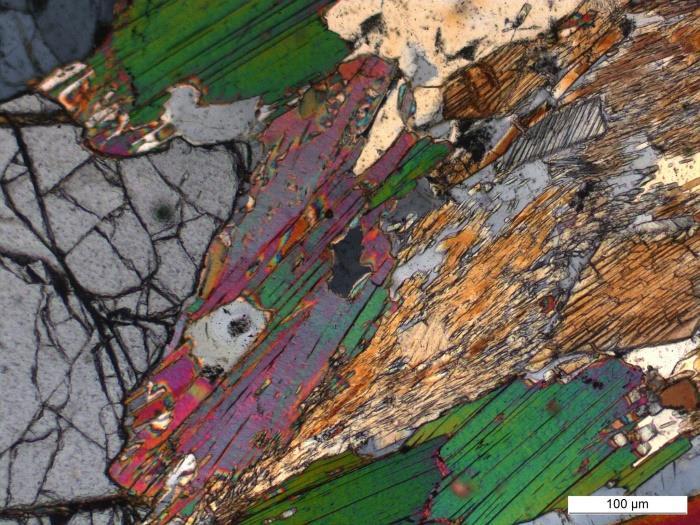 18 Huber M., et al. Możliwości rewitalizacji I wartość dydaktyczno-naukowa hałdy w Rudzie Sląskiej -Wirek 3.2. Wyniki badań mineralogicznych.