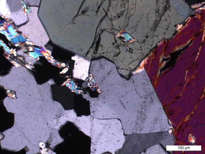 W skałach tych ze względu na bardziej dobrze czytelne struktury oraz asocjacje mineralne w tym rudne widoczne w obrazie mikroskopowym można jednoznacznie stwierdzić iż są to żyłowe utwory o