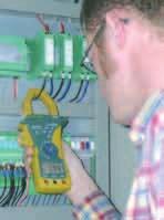 1 WSTĘP CIĄGŁY ROZWÓJ, ZGODNIE Z WYMAGANIAMI Jest nam bardzo miło zaprezentować Państwu nowy katalog przyrządów pomiarowych do parametrów elektrycznych.