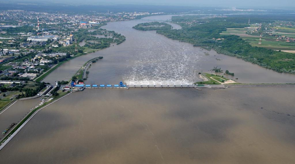 Ponad czterdziestoletnia eksploatacja stopnia zrealizowanego prawidłowo pod względem technicznym, jednak nie przystosowanego do samodzielnej pracy ujawniła bardzo wiele poważnych