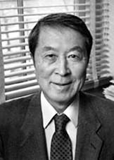 Yoichiro Nambu NOBEL 2008 Za wprowadzenie spontanicznego łamania symetrii do fizyki cząstek elementarnych Naukowcy, którzy pracowali z Yoichiro Nambu nazywają go wizjonerem, wyprzedzającym swoją