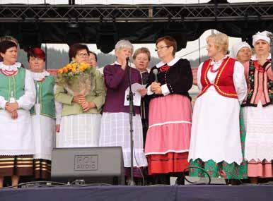 Na początek członkinie ośmiu KGW, które zgłosiły się do udziału w uroczystości prezentowały walory regionalnej kuchni, następnie rękodzieło artystyczne oraz programy artystyczne lub pieśni ludowe.
