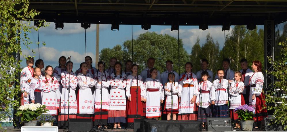 Na scenie zaprezentowały się lokalne zespoły wokalne: Niezabudki z Kuraszewa, Miksturki z Kleszczel, Zespół wokalny z Dubicz Cerkiewnych, Wierasy z