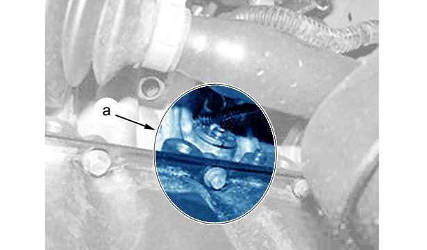 Rysunek : B1HU03MD Sprawdzenie obecności śladów wycieków oleju na bloku silnika (w "a") (Strona tylna / Strona