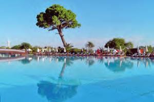 PLAŻA: przy hotelu, prywatna, piaszczysta, 1 km długości. Parasole, leżaki, materace i ręczniki bezpłatne.