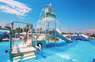 Do plaży kursuje busik.