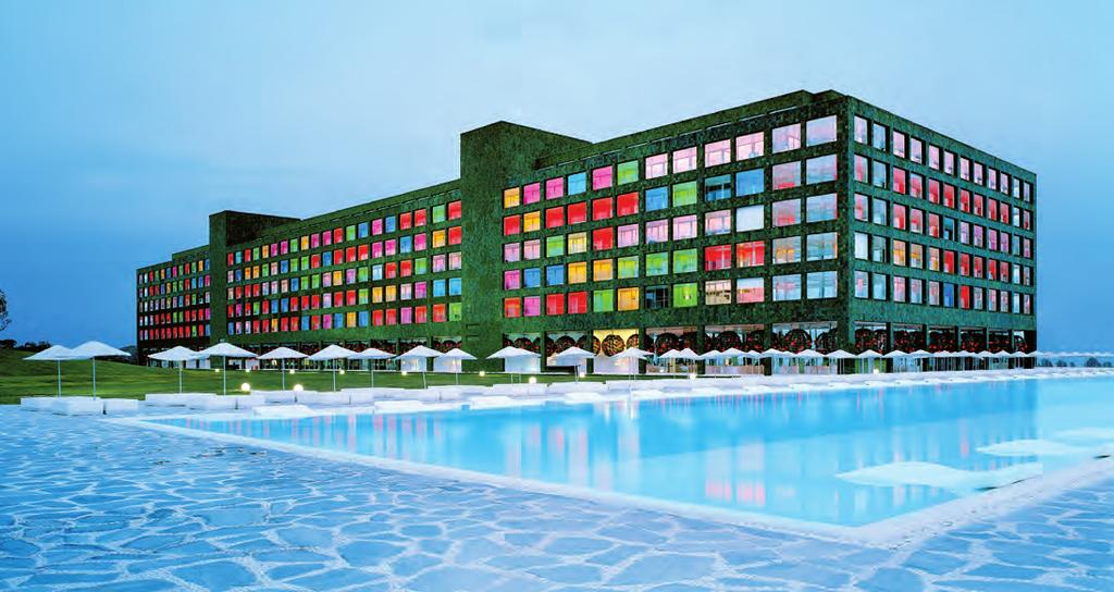 Płatne: room service, pralnia, salon piękności, centrum SPA, masaż, solarium, oświetlenie kortów, lekcje tenisa, kręgle, minigolf, golf, sporty wodne na plaży.