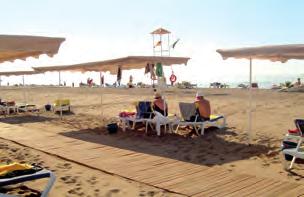 Pomiędzy hotelem a plażą przepływa rzeka, przejście przez mostek.