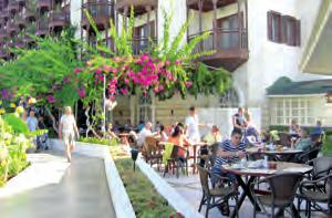 indywidualna w bungalowach, wanna lub prysznic, suszarka, telefon, TV, sejf (bezpłatny), minibar (bezpłatny), wykładzina w budynku głównym, terakota w