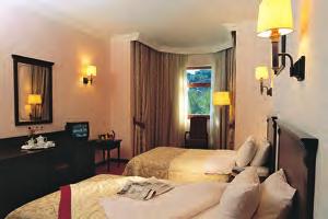 Bezpłatne: internet bezprzewodowy w lobby, room service (24:00-07:00), siłownia, sauna, łaźnia turecka, jacuzzi, 2 korty tenisowe, oświetlenie kortów, rakiety i piłki do tenisa,