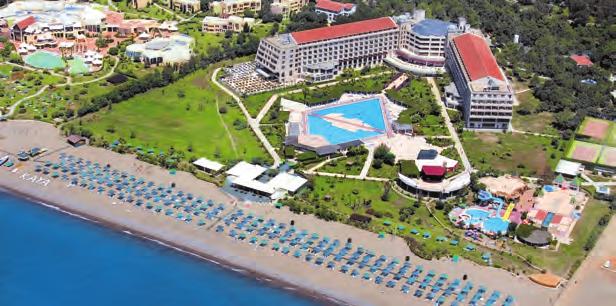 Płatne: kawiarenka internetowa, room service, pralnia, salon piękności, centrum SPA, masaż, jacuzzi, 10 kortów