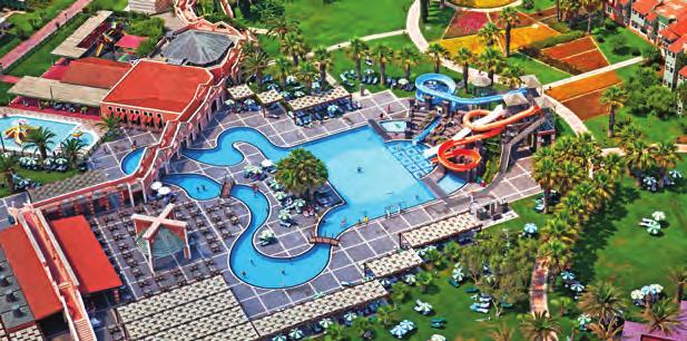 PLAŻA: przy hotelu, prywatna, piaszczysto-żwirowa, 400 m długości. Parasole, leżaki, materace i ręczniki bezpłatne.