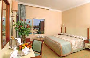 POKOJE: w 2 budynkach: 90 pokoi hotel room, 60 pokoi hotel select (większe od pokoi hotel room); w 5 bungalowach: 207 pokoi club, 19 pokoi rodzinnych