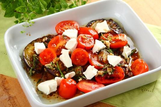 Grillowane bakłażany z octem, serem feta i miętą 30 minut 4 osoby Łatwe bakłażan - 2 sztuki Rosół wołowy Knorr - 1 sztuka ser feta - 0.