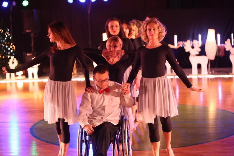5. PROGRAM ZDERZEŃ TANECZNYCH: Blok pierwszy: Formacje Tańca Jazzowego do 11lat,12-15 lat,pow.15 lat inne formy tańca do 11 lat,12-15 lat, pow.15 lat 8.00-9.45- rejestracja i próby zespołów 10.