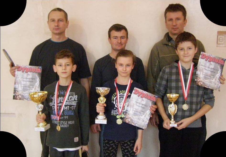 Trzy najlepsze drużyny otrzymały puchary zakupione przez Uczniowski Klub Sportowy Podkowa" w ramach dotacji z budżetu Gminy Bychawa na zadania z zakresu kultury fizycznej.