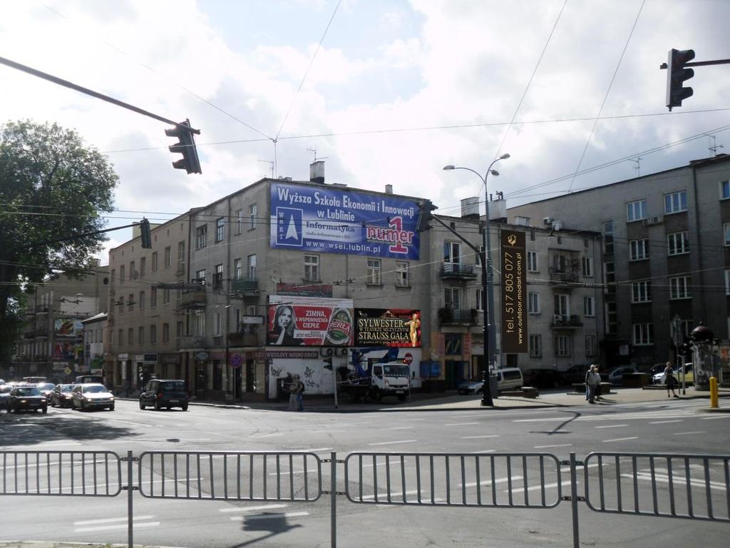Powierzchnia: 16 m 2 Format: 2 m x 8 m Oświetlenie: nie Lokalizacja: dzielnica Śródmieście Powierzchnia przy jednym z najbardziej ruchliwych skrzyżowań w Śródmieściu (ul. Piłsudskiego/ ul. Lipowa/ ul.