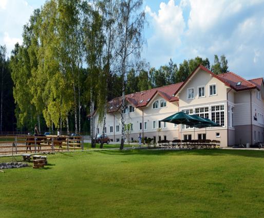 rozmieszczonych w 8 domach