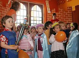 Oznacza on, że animatorzy zajmują się dziećmi realizując przygotowany specjalnie dla danej grupy program zabaw integracyjnych i
