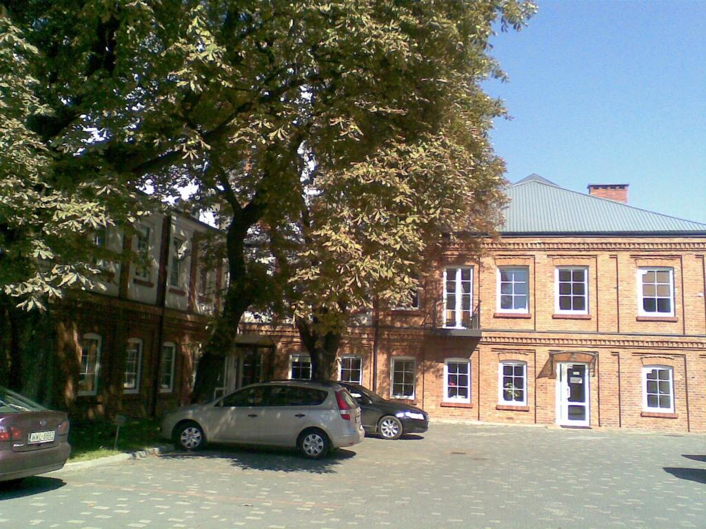 Przyjęcia organizujemy w budynku z poł. XIX w., niepowtarzalną atmosferę gwarantują półokrągłe ceglane sklepienia.
