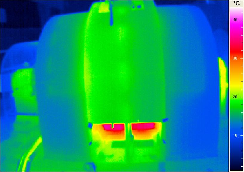 22 Zeszyty Problemowe Maszyny Elektryczne Nr 3/212 (96) 4kW (rys.9). Powoduje to, Ŝe przy jednoczesnej pracy dwóch silników wzrost temperatury powietrza w hali nierzadko przekracza T 4K (rys.8).