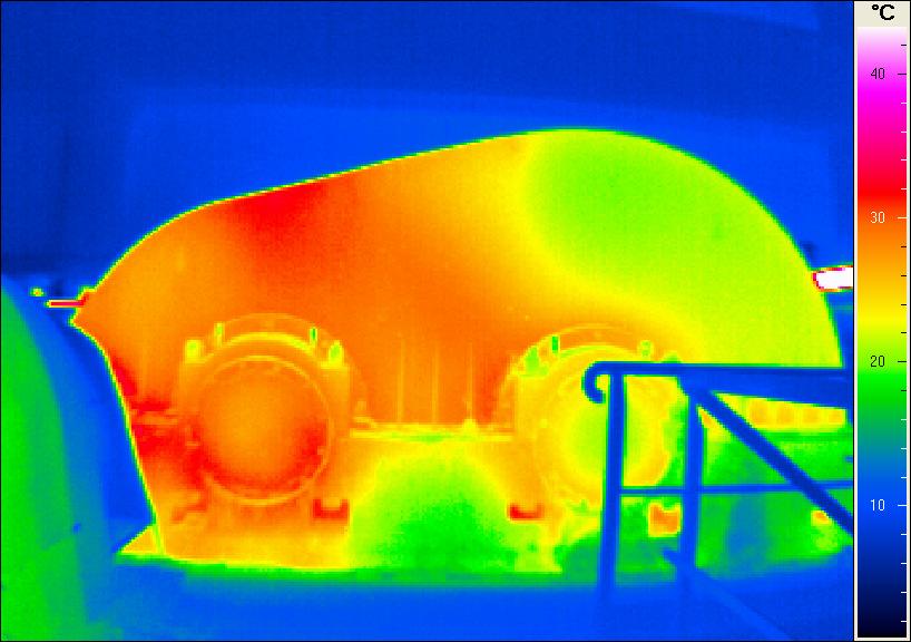 Rozkład temperatury na obudowie pracującego silnika przy średniej temperaturze w pomieszczeniu 1 o C Rys.7. Rozkład temperatury na powierzchni przekładni, warunki pomiaru jak wyŝej.