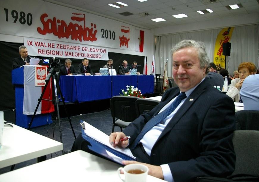 Marek Lewandowski Mazowsze postawiło na Kropę Ponad dwustu delegatów Regionu Mazowsze nie miało najmniejszej wątpliwości komu powierzyć kierowanie mazowiecką Solidarnością na kolejne cztery lata.