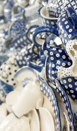 Akord Dekorowanie naczyń w zakładach ceramicznych w Bolesławcu trwa nieprzerwanie od dwóch stuleci i polega na pokrywaniu ich