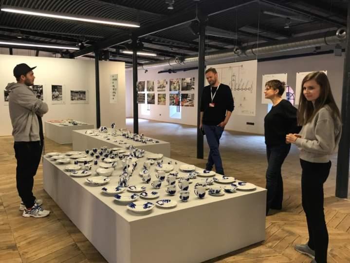 Ludzie z fabryki porcelany Serwis porcelanowy Ślad człowieka powstał na fabrycznej linii produkcyjnej.