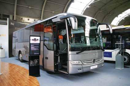 Nowy Mercedes Citaro II w wersji przegubowej, wyposażony w mały silnik o pojemności 7,7 dm 3 rodzaje silników: diesla, hydraulicznego i elektrycznego.