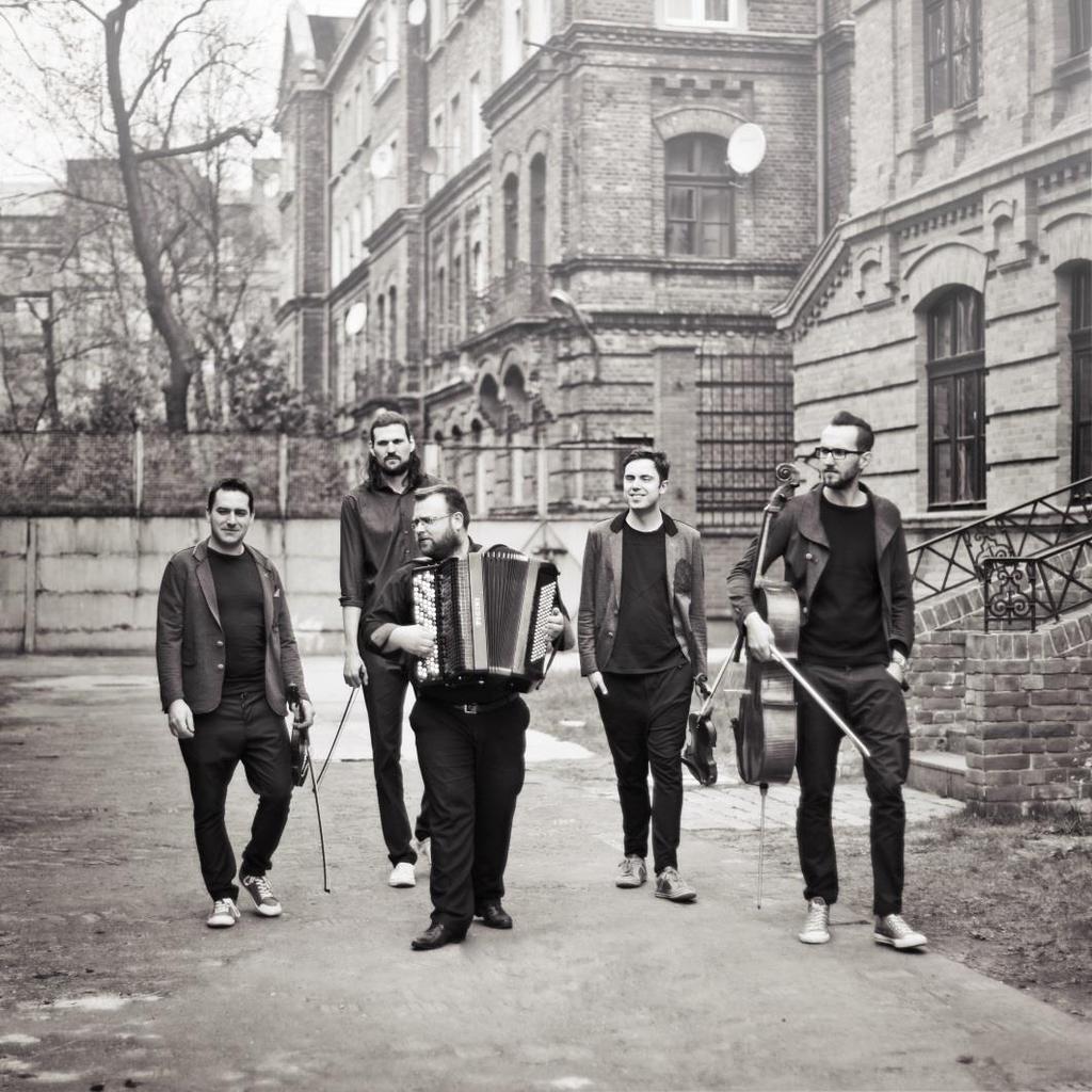 fot. Anita Wąsik-Płocińska Atom Accordion Quintet Na zamówienie najlepszego polskiego kwartetu jazzowego Atom String Quartet oraz jednego z najwybitniejszych polskich akordeonistów, Rafała Grząki