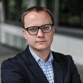 Heroje kontra klany Bartłomiej radziejewski Redaktor naczelny Nowej Konfederacji Gra polityczna toczy się na Ukrainie z dala od fasadowej demokracji między wielką polityką a wielkim biznesem.