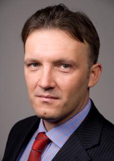 Wspiera biznesowo i kapitałowo wielu młodych. Wykształcenie: MB