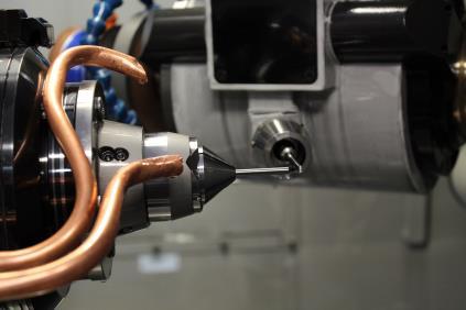 ie Werkzeuge werden auf der neuesten Generation von CNC-Maschinen mit Robotern gefertigt.