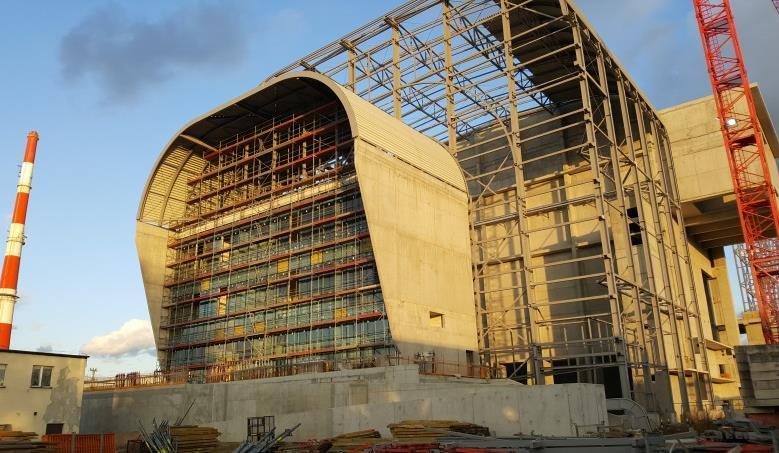 dostarczony, trwa montaż instalacji gospodarek pomocniczych Projekt bloku w