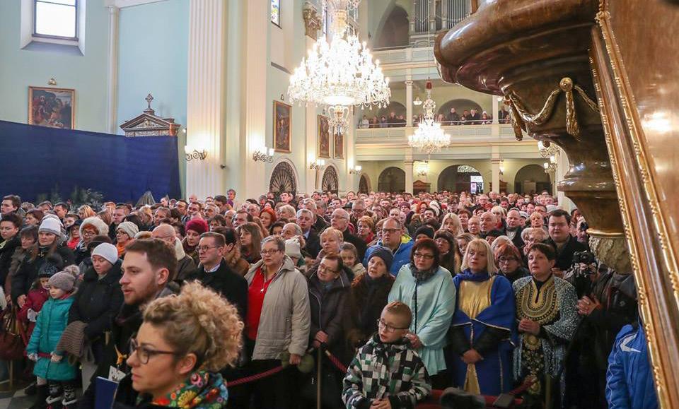 8 9 wydarzyło się orszak trzech króli w cieszynie W piątek, dnia 6 stycznia 2017 roku, w Uroczystość Objawienia Pańskiego już po raz 3. w Cieszynie odbył się Orszak Trzech Króli. W tym dniu była 3.